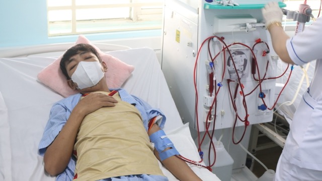 빈탄 종합병원에서 투석 중인 환자 꽝 씨. 사진: 응우옌 리