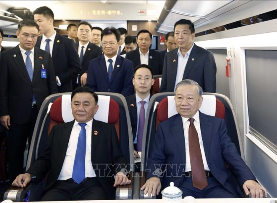 トー・ラム書記長兼国家主席とベトナム高級代表団は、高速船で首都北京を出発し、南寧市を訪問・視察しました。写真:TTXVN