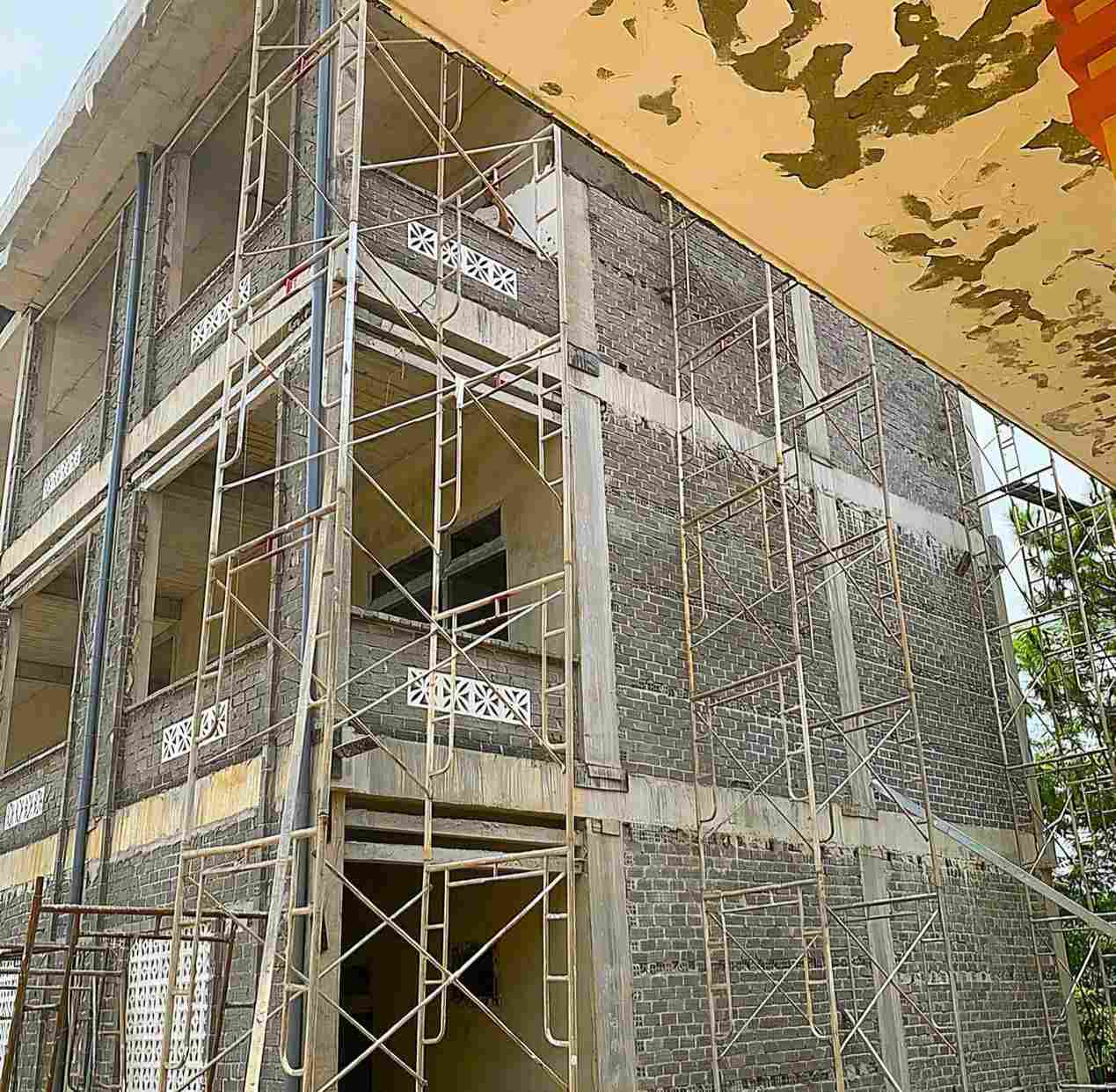 Cơ quan công an vào cuộc điều tra vụ 3 công nhân rơi khỏi giàn giáo tầng 3 tại công trình trường học. Ảnh: Chi Yêng