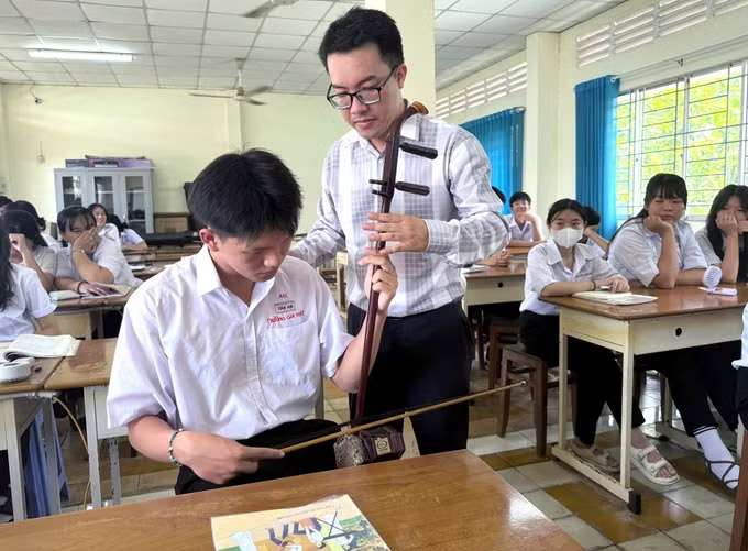   Giáo viên trường Trung học phổ thông Tân An hướng dẫn học sinh trong tiết học âm nhạc.