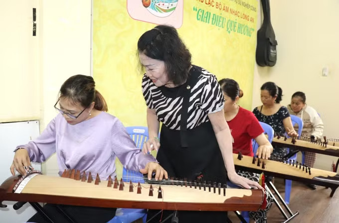 Nghệ nhân Ưu tú Hồng Cúc chỉ dạy học viên học đờn tranh.