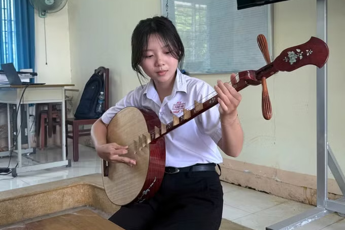   Học sinh trường Trung học phổ thông Tân An tự chọn học loại nhạc cụ mình thích.