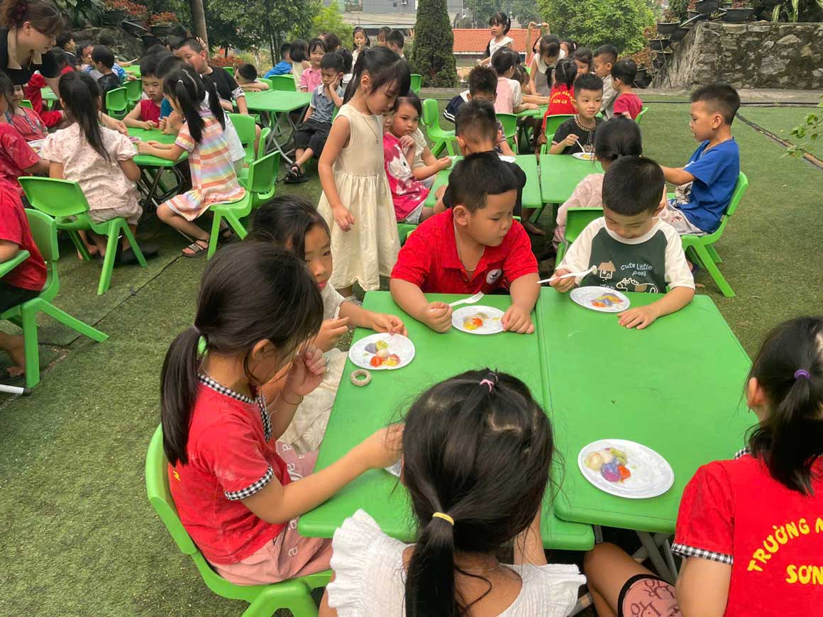 Trẻ cùng nhau thưởng thức bánh trôi do chính tay mình làm ra.