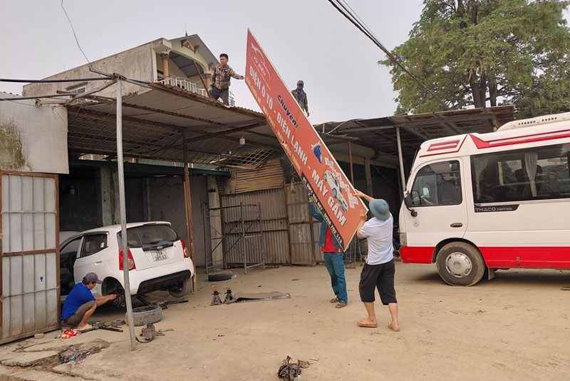 Người dân xã Xuân Mai tháo dỡ công trình, bàn giao mặt bằng cho dự án mở rộng Quốc lộ 6. Ảnh: TTĐT xã Xuân Mai 