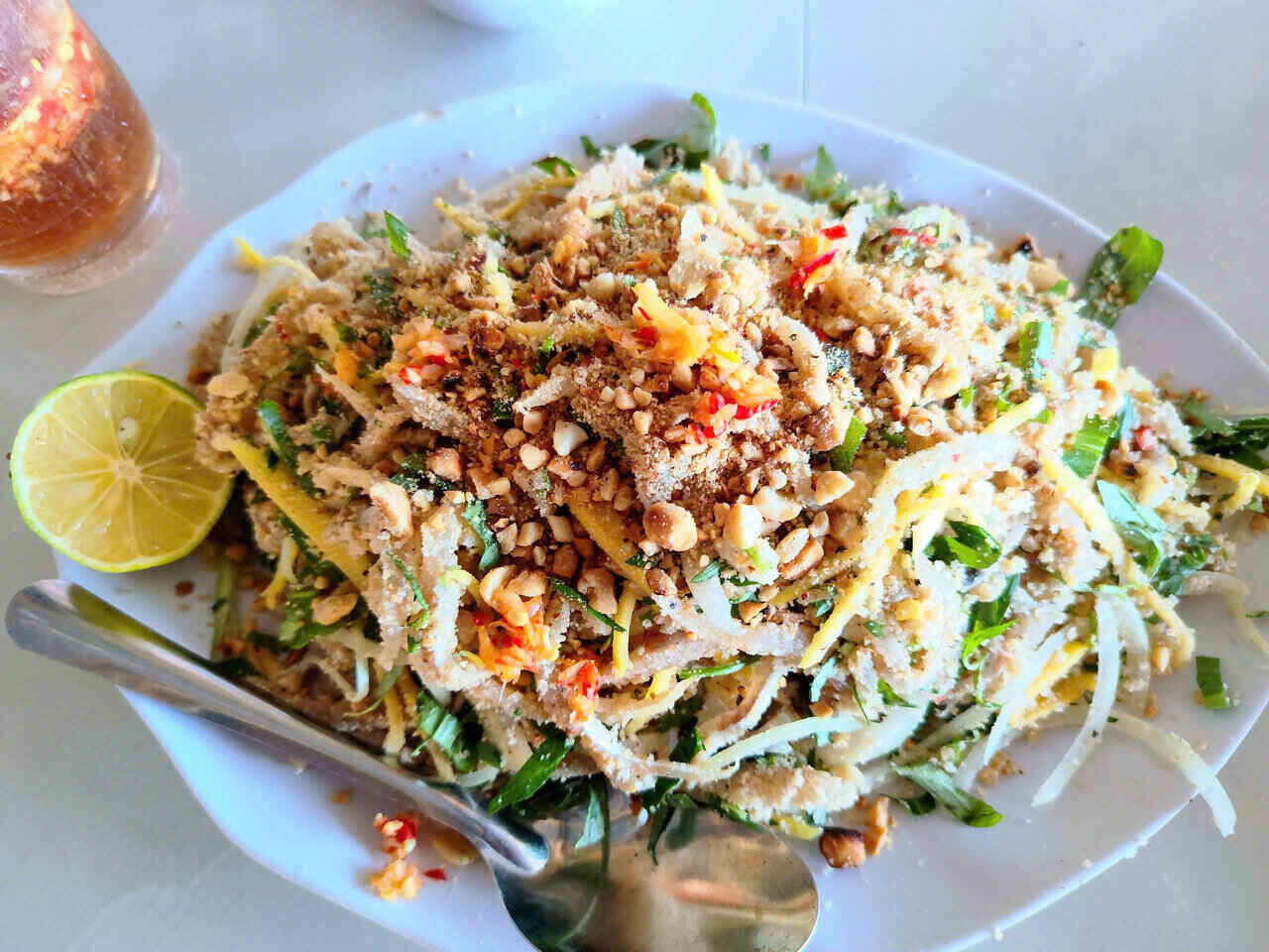 Herring salad is a specialty of Quang Ngai, so it is not difficult to find a place to sell this dish. However, the best Herring salad is still made by people in Duc Minh coastal area. Photo: Dong Giang