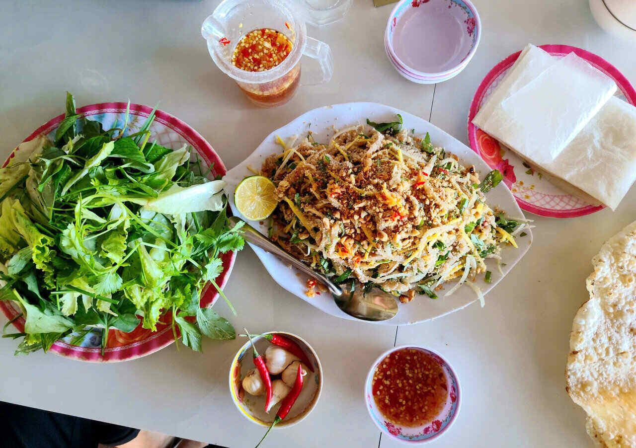 Không đắt đỏ như cua, ghẹ, tôm, mực… gỏi cá trích Quảng Ngãi dân dã, đậm đà hương vị biển đủ để chinh phục khẩu vị của biết bao thực khách khó tính nhờ hương vị đặc trưng kích thích vị giác. Ảnh: Đông Giang