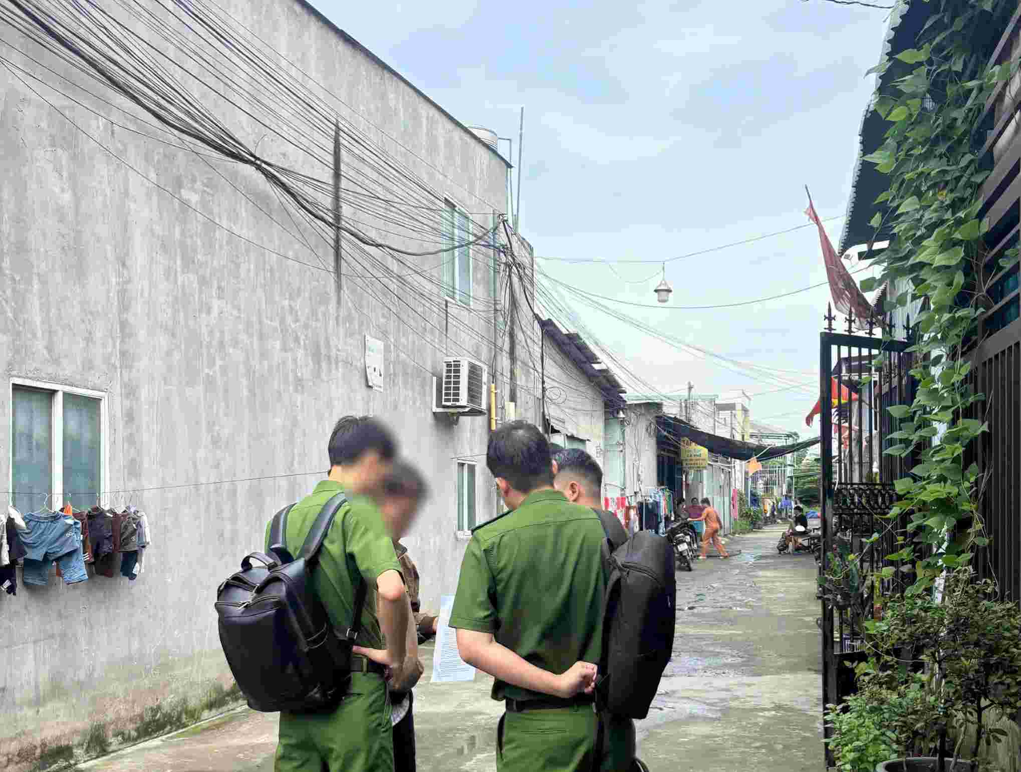 Cơ quan CSĐT tiến hành điều tra tại khu đất xảy ra vụ án. Ảnh: Bạn đọc cung cấp