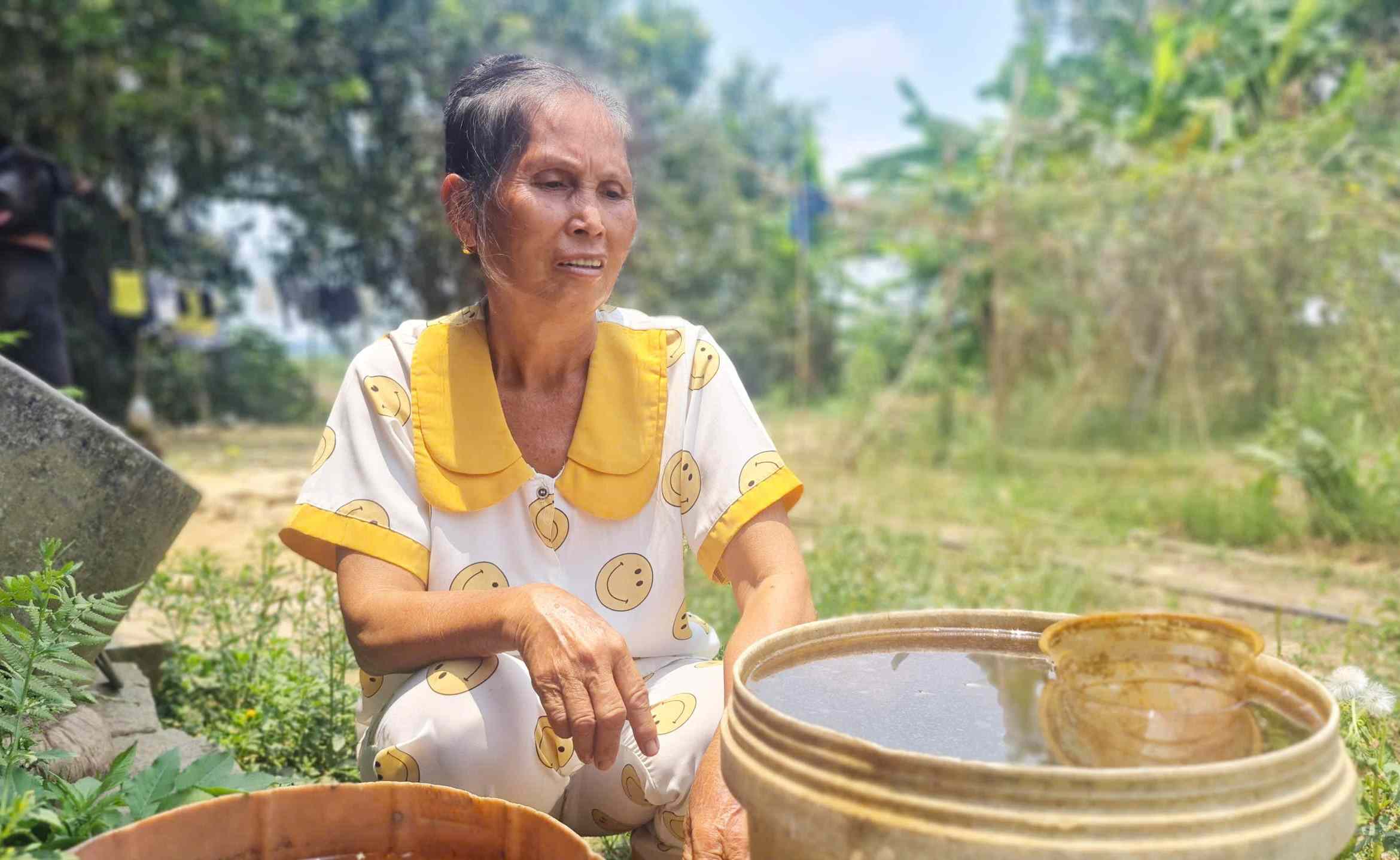 Bà Nông Thị Biến mệt mỏi khi phải sử dụng nguồn nước nhiễm phèn suốt nhiều năm qua. Ảnh: Phúc Khánh 