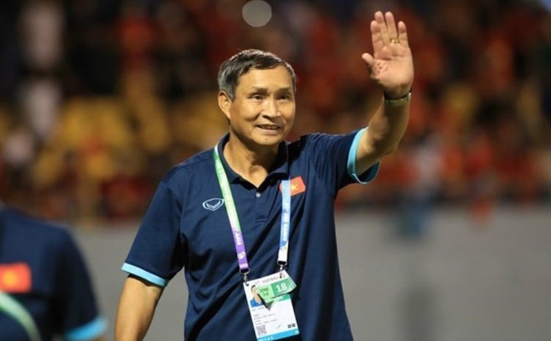 Huấn luyện viên Mai Đức Chung chia tay đội tuyển nữ Việt Nam hồi tháng 3. Ảnh: Minh Dân