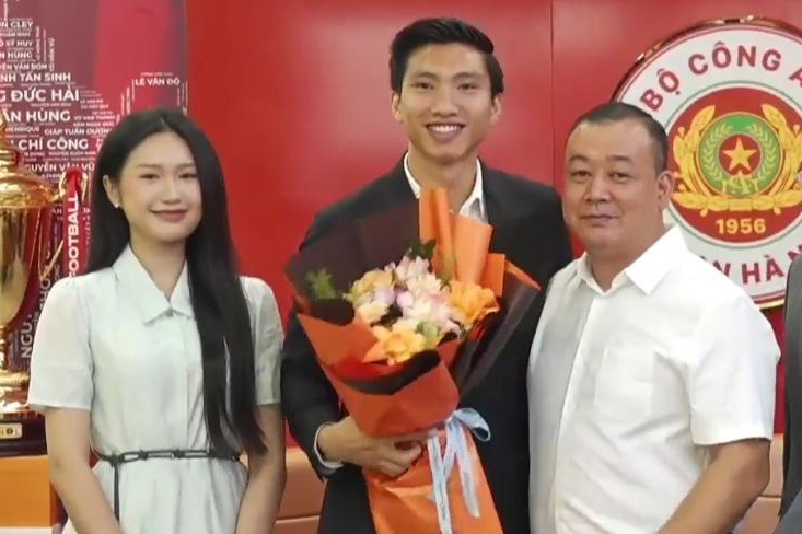 Doan Hai My appears at the contract extension ceremony of Doan Van Hau with Hanoi Police Club. Photo: Cut from video