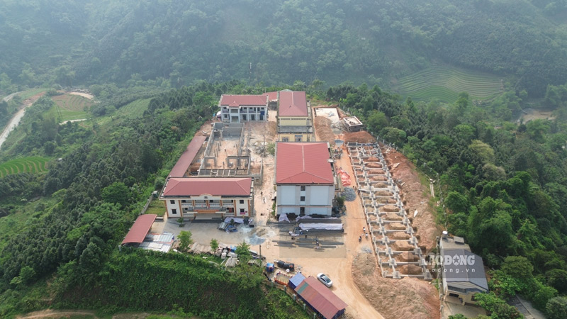 Overview of the project to renovate the old Phin Ngan Commune People's Committee headquarters into a school in Bat Xat commune, Lao Cai province, which is bustling with construction. Photo: Dinh Dai