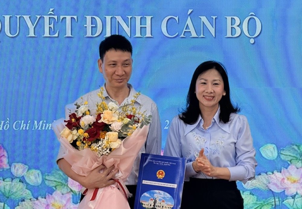 Mr. Truong Trung Kien receives the decision to hold the position of Acting Director of Ho Chi Minh City Department of Planning and Architecture. Photo: Ho Chi Minh City Department of Planning and Architecture