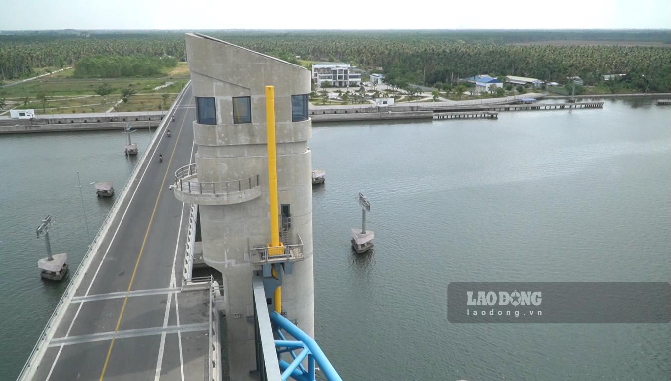 Exploitation des ponceaux Cái Lớn, Cái Bé, Xẻo Rô pour réguler raisonnablement les ressources en eau par région, par période, en réponse à la sécheresse et à l'intrusion saline. Photo: Nguyên Anh
