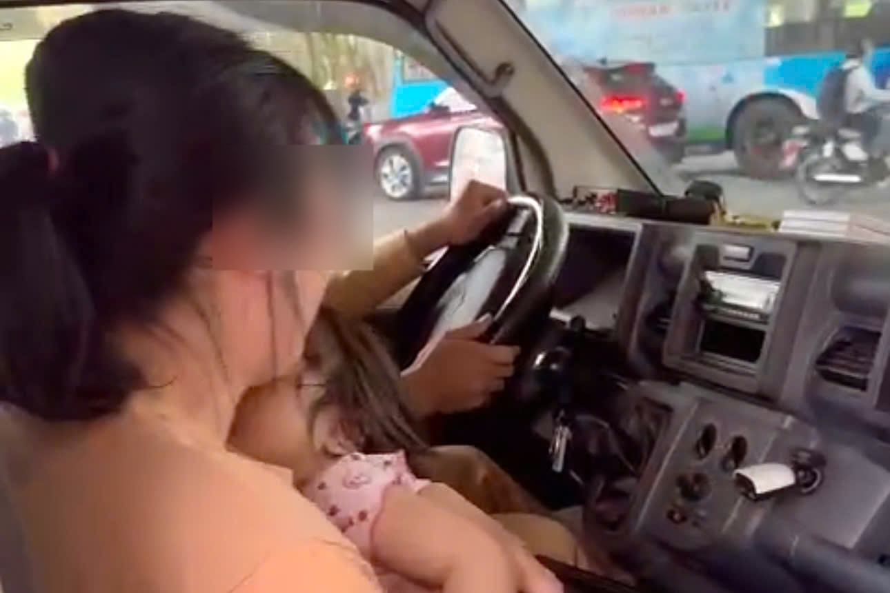 교통 경찰이 특수 차량을 이용하여 아기를 병원으로 이송하고 있습니다. 사진: 공안 제공