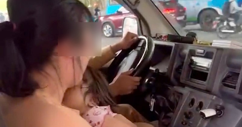 Cảnh sát giao thông kịp thời giúp bé co giật trên phố đến bệnh viện
