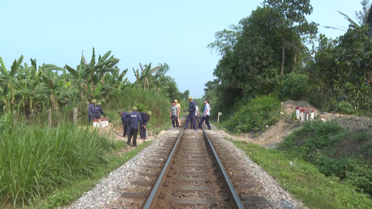 Hundreds of self-opened walkways on the Quang Tri railway line are creating great pressure on ensuring train safety and people's lives. Photo: Thanh Trung