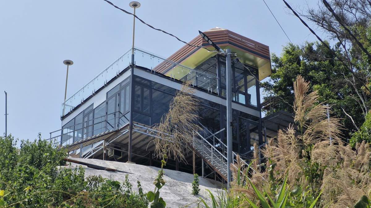 Forced to dismantle illegal construction on a high hill in Lam Dong