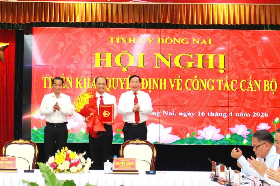 Leaders of the Provincial Party Committee and People's Committee of Dong Nai province present decisions on personnel work to Mr. Nguyen Tuan Anh. Photo: HAC