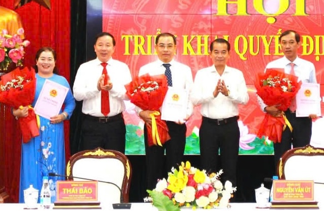 Lãnh đạo Tỉnh ủy, UBND tỉnh Đồng Nai trao quyết định về công tác cán bộ cho bà Nguyễn Thanh Hiền, ông Huỳnh Tấn Lộc và ông Trần Vũ Hoài Hạ. Ảnh: HAC