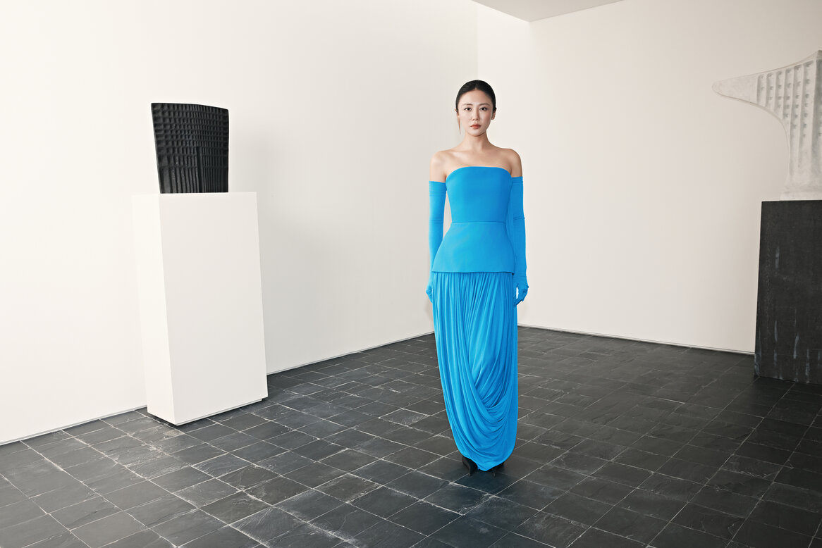 Sắc xanh Cerulean mang đến diện mạo tươi mới, thể hiện sự chuyển mình linh hoạt của Văn Mai Hương. Ảnh: Nhân vật cung cấp