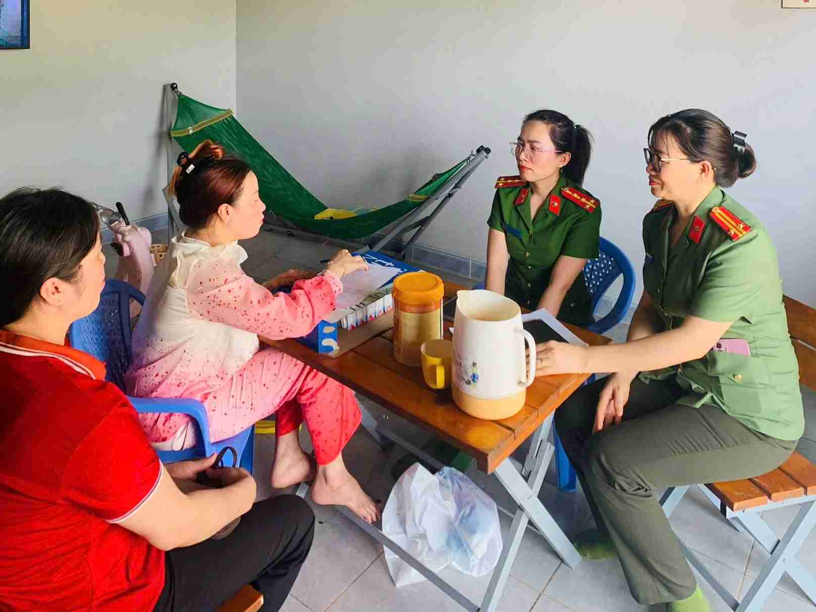 Las fuerzas policiales visitan a la familia para preguntar por la salud del niño abusado en el clip que se está difundiendo en las redes sociales. Foto: Policía proporcionada