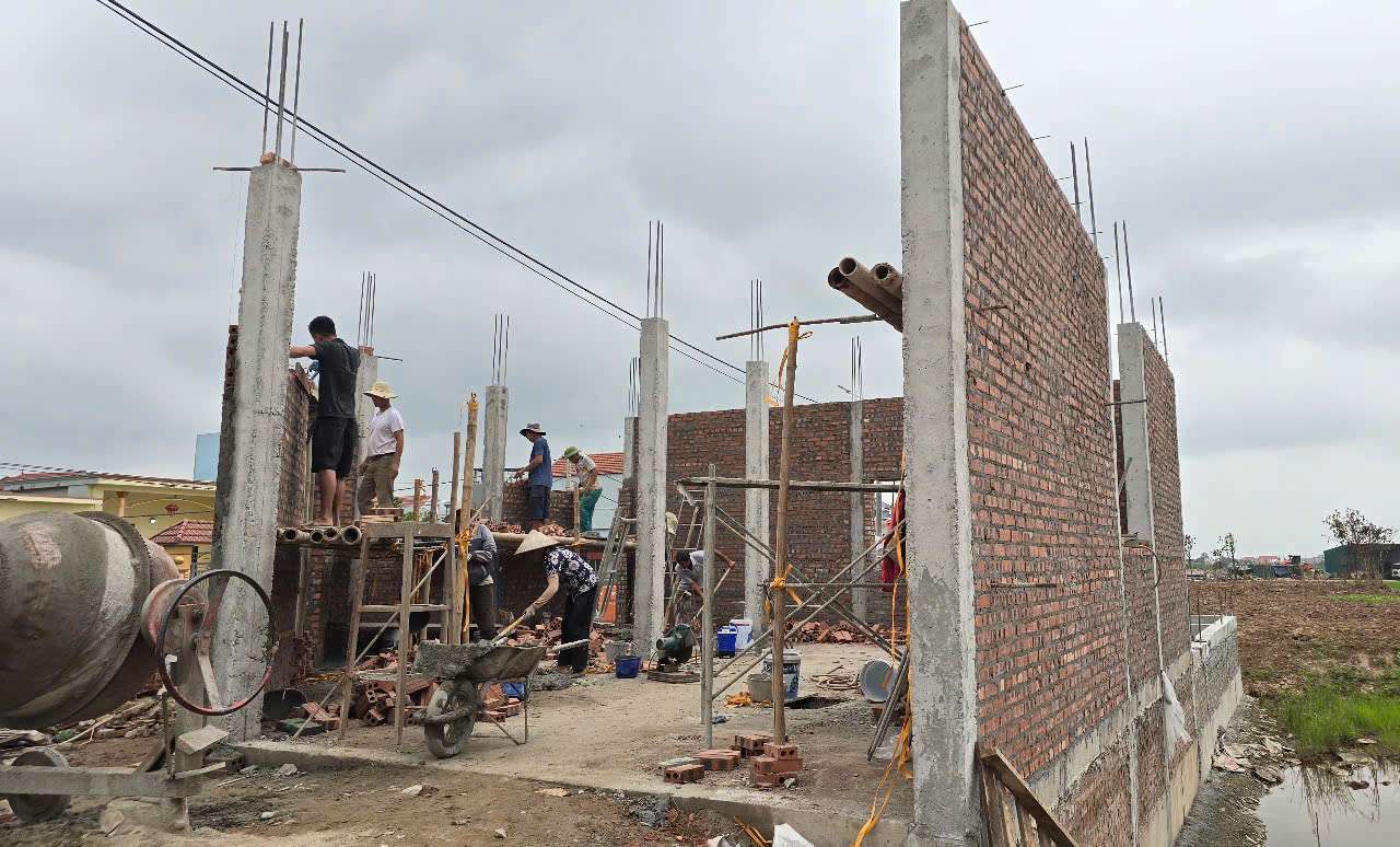People are urgently building new houses in the resettlement area of hamlet 11, Khanh Nhac commune, Ninh Binh province. Photo: Nguyen Truong