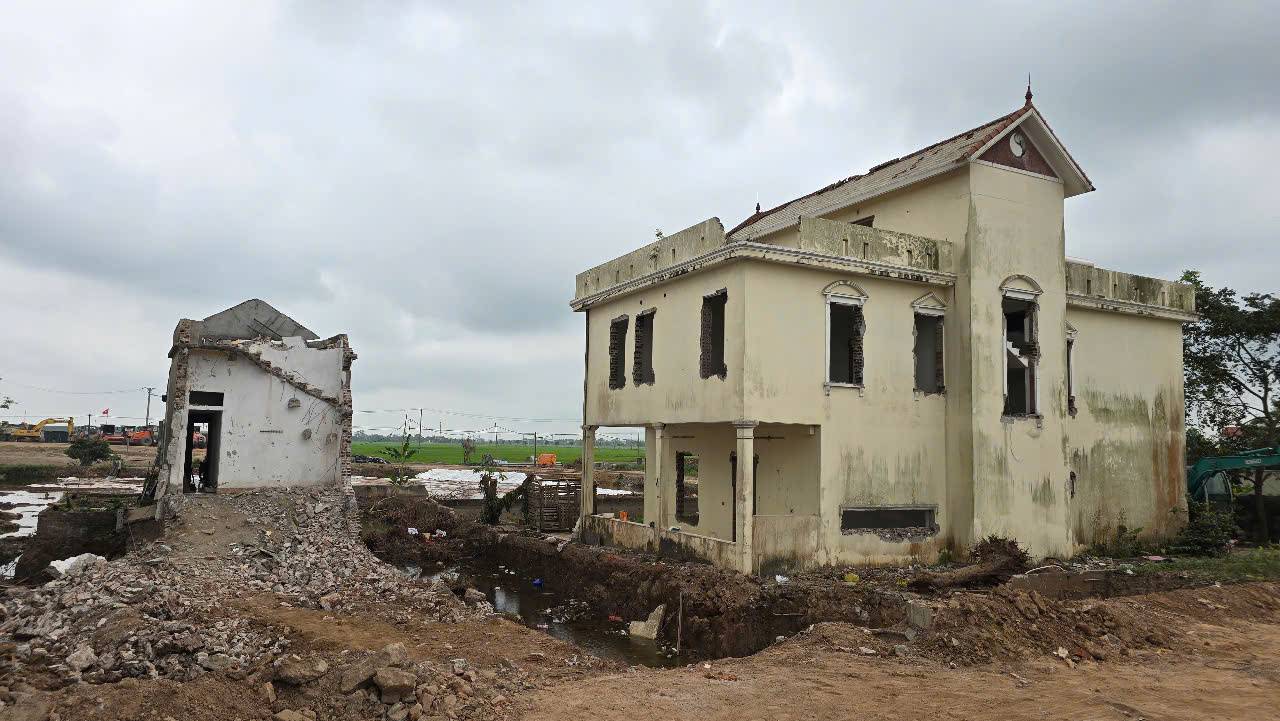 Các hộ dân trên địa bàn xã Khánh Nhạc, tỉnh Ninh Bình chuyển đến nơi ở mới để bàn giao mặt bằng cho Dự án cao tốc Ninh Bình - Hải Phòng. Ảnh: Nguyễn Trường