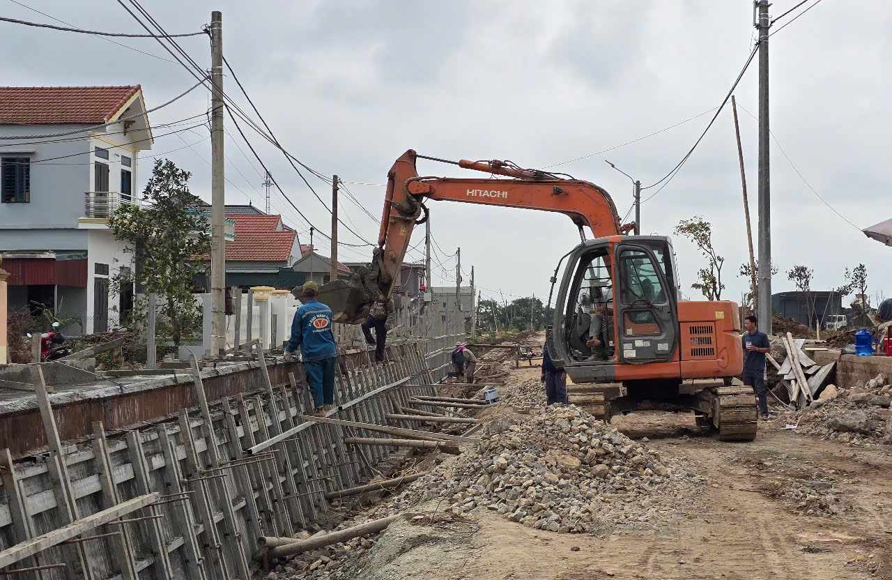 Các đơn vị thi công đang gấp rút hoàn thiện cơ sở hạ tầng tại các khu tái định cư. Ảnh: Nguyễn Trường