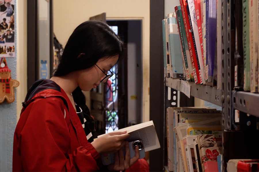 Free library in the heart of Hanoi attracts young book lovers