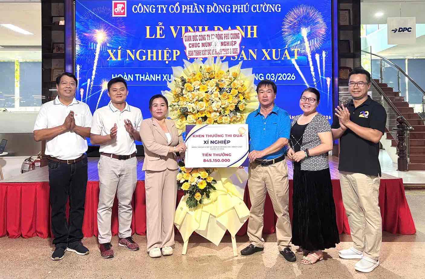 Công ty CP Đồng Phú Cường cũng đã tổ chức vinh danh xí nghiệp và tổ sản xuất hoàn thành xuất sắc kế hoạch tháng 3.2026. Ảnh: Công ty cung cấp