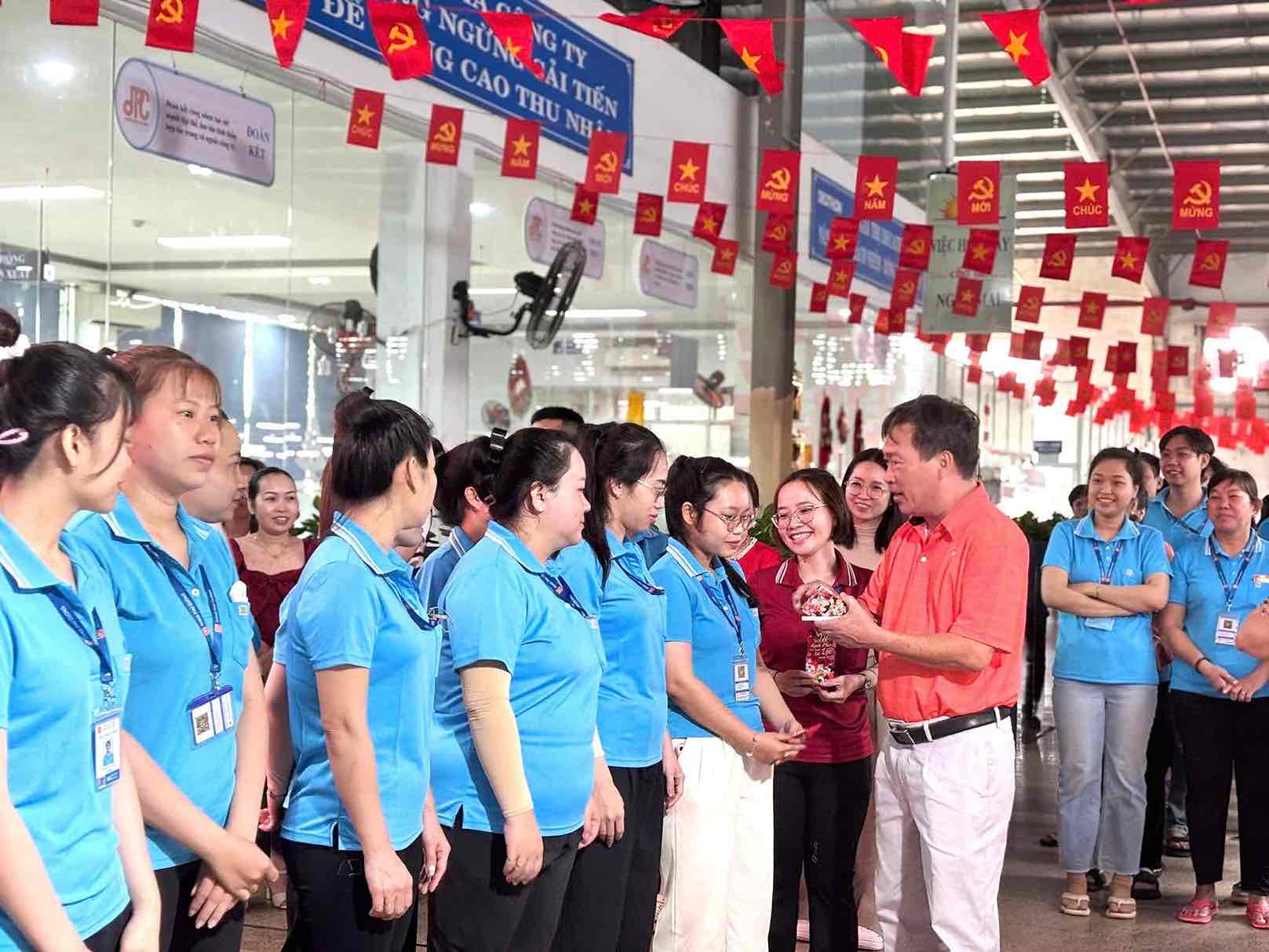 ボーナスに加えて、ドンフークオン株式会社は、労働者を気遣い、世話をする多くの活動も行っています。写真:ĐPC社