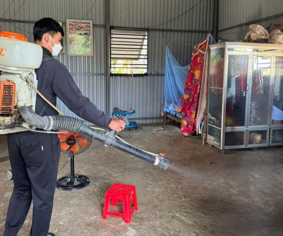 Ea Rieng commune focuses on handling chickenpox outbreaks in the area. Photo: Bao Trong