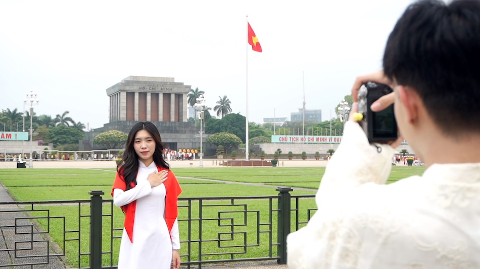 ハノイの人々は、4月30日の意味のある瞬間を記録するためにアオザイを着ています。