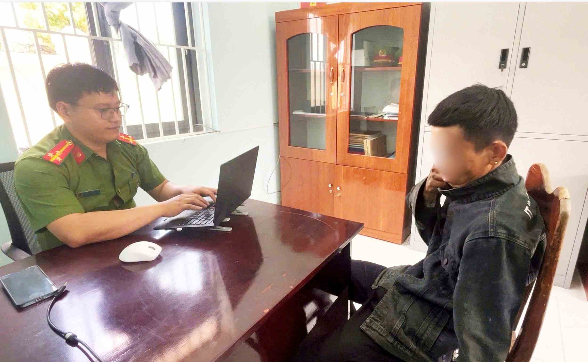 Nam thanh niên bị bắt giữ để điều tra về hành vi trộm xe máy. Ảnh: Công an 