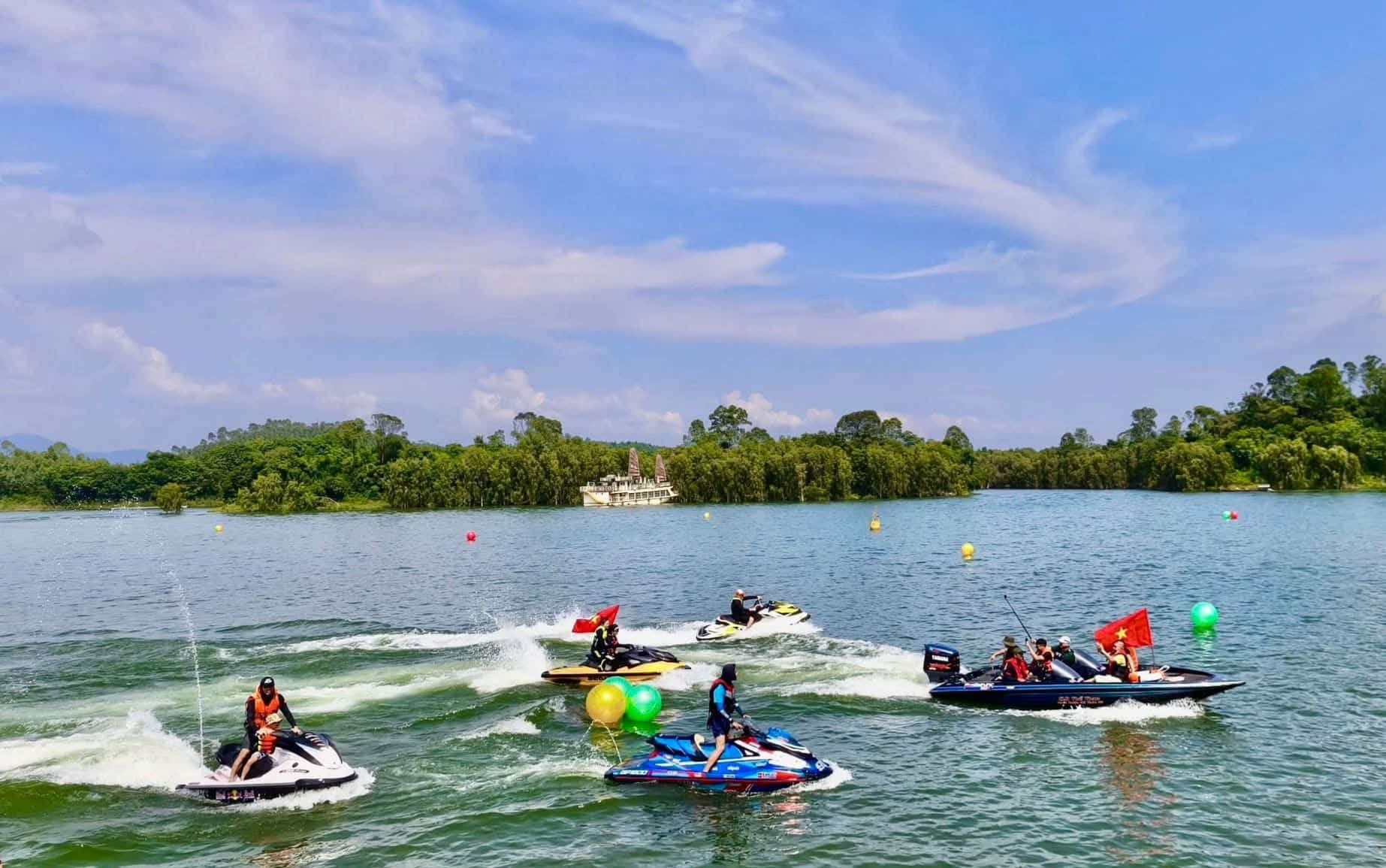 Màn đua xuồng hơi nhằm đẩy mạnh ngành du lịch thể thao nước tại hồ Thác Bà. Ảnh: Văn Đức. 