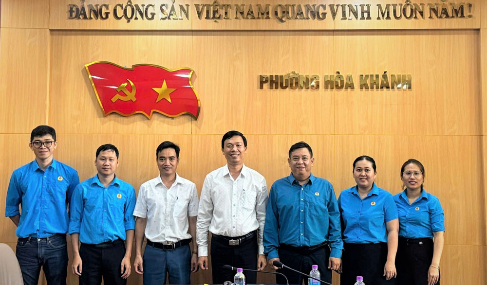 The Standing Committee of Hoa Khanh Ward Party Committee had a direct working session with the Standing Committee of the Ward Trade Union to assess the results of Q1 activities and orient key tasks in the coming time. Photo: Hoa Khanh Trade Union
