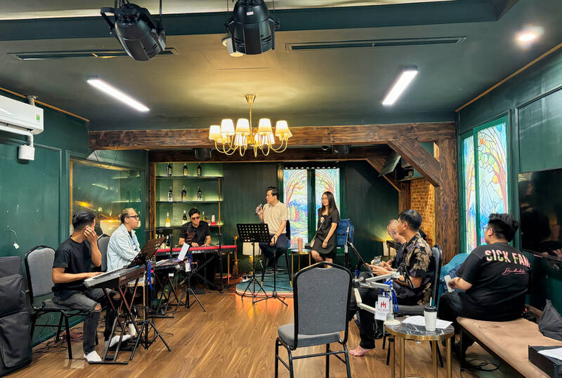 Lam Trường và Cẩm Ly cùng các nghệ sĩ trong buổi tập luyện cho “Vé về thanh xuân”. Ảnh: Ban tổ chức