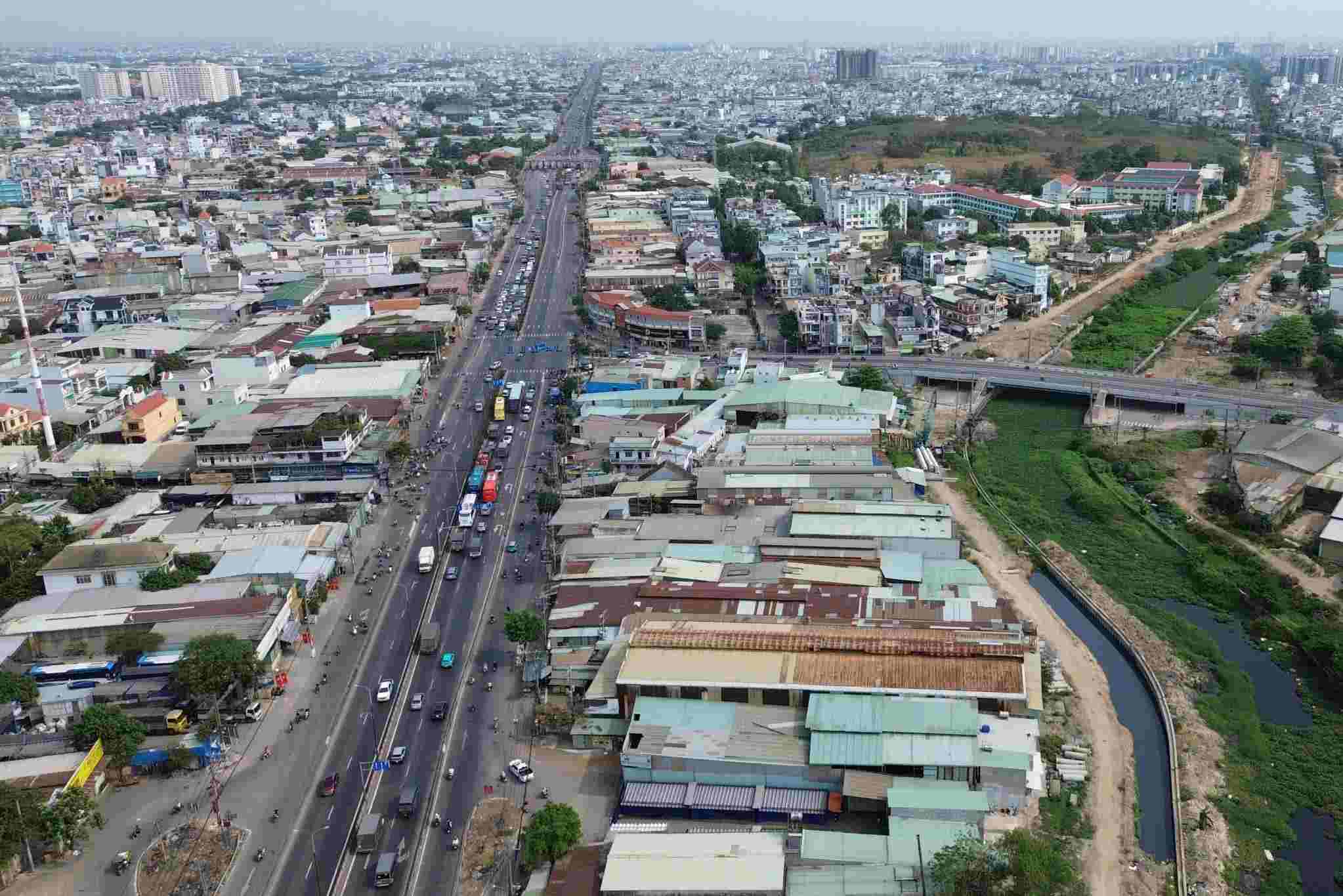 The newly opened Northwest road connects from Ring Road 2 (National Highway 1) to the border of Tay Ninh province. Photo: Anh Tu