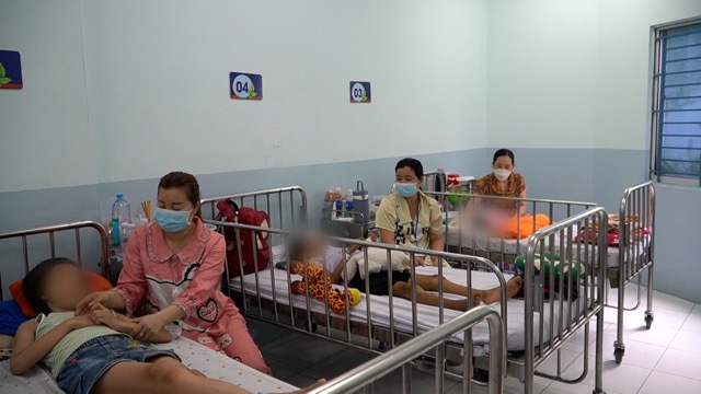 Many pediatric patients hospitalized due to hot weather. Photo: Mai Anh