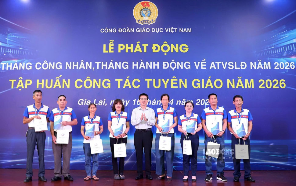  TS. Nguyễn Ngọc Ân trao quà cho 10 đoàn viên có hoàn cảnh khó khăn. Ảnh: Hoài Phương