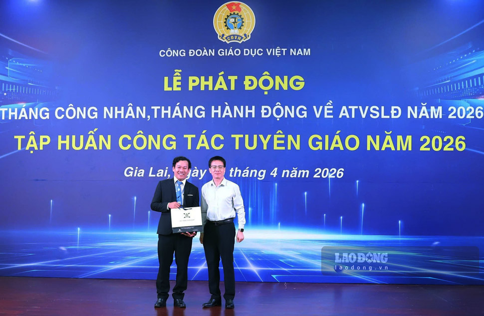  TS. Nguyễn Ngọc Ân trao quà cho TS. Nguyễn Thanh Kiêm. Ảnh: Hoài Phương