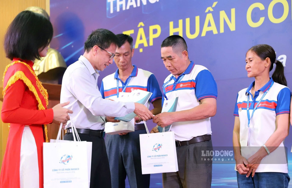 ベトナム教育労働組合のグエン・ゴック・アン委員長が、困難な状況にある組合員に贈り物を贈呈。写真:ホアイ・フオン