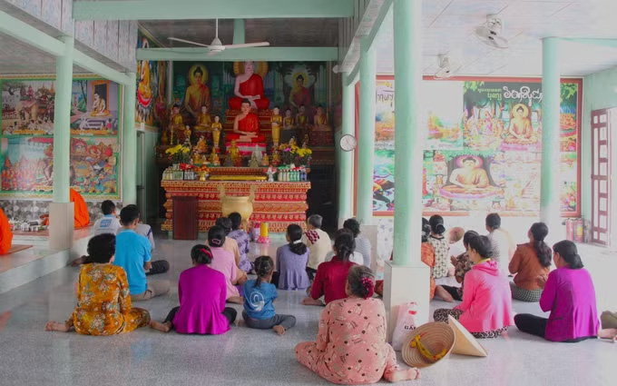 Đồng bào Khmer thực hiện nghi thức truyền thống tại chùa và cầu mong những điều tốt đẹp trong năm mới. Ảnh: Nguyễn Hằng/TTXVN