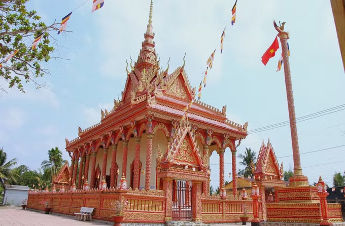 Các ngôi chùa phật giáo Nam tông Khmer được trang trí rực rỡ, chuẩn bị cho các nghi thức quan trọng ngày Maha Sangkran - ngày đầu tiên của Tết Chôl Chnăm Thmây. Ảnh: Nguyễn Hằng/TTXVN