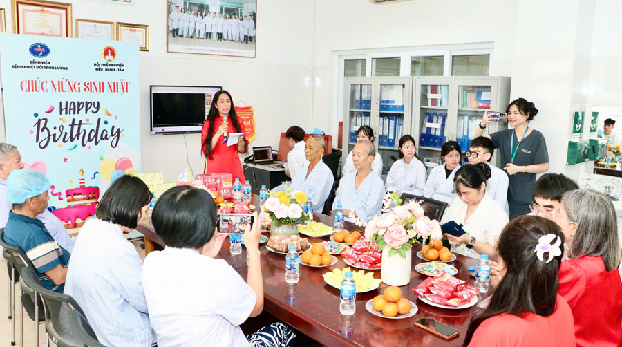 Chương trình sinh nhật tại Bệnh viện Bệnh Nhiệt đới Trung ương dành cho các bệnh nhân. Ảnh: BVCC
