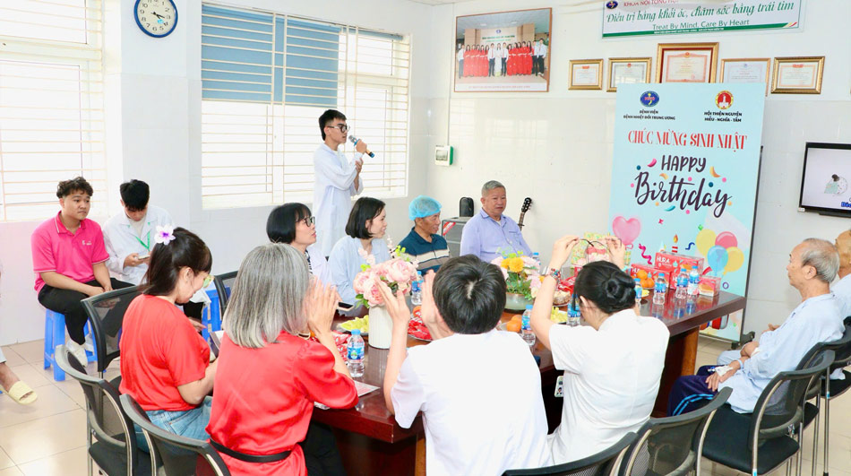 Không khí vui vẻ, hào hứng trong buổi sinh nhật đã giúp người bệnh thêm yên tâm, lạc quan hơn trong quá trình điều trị. Ảnh: BVCC