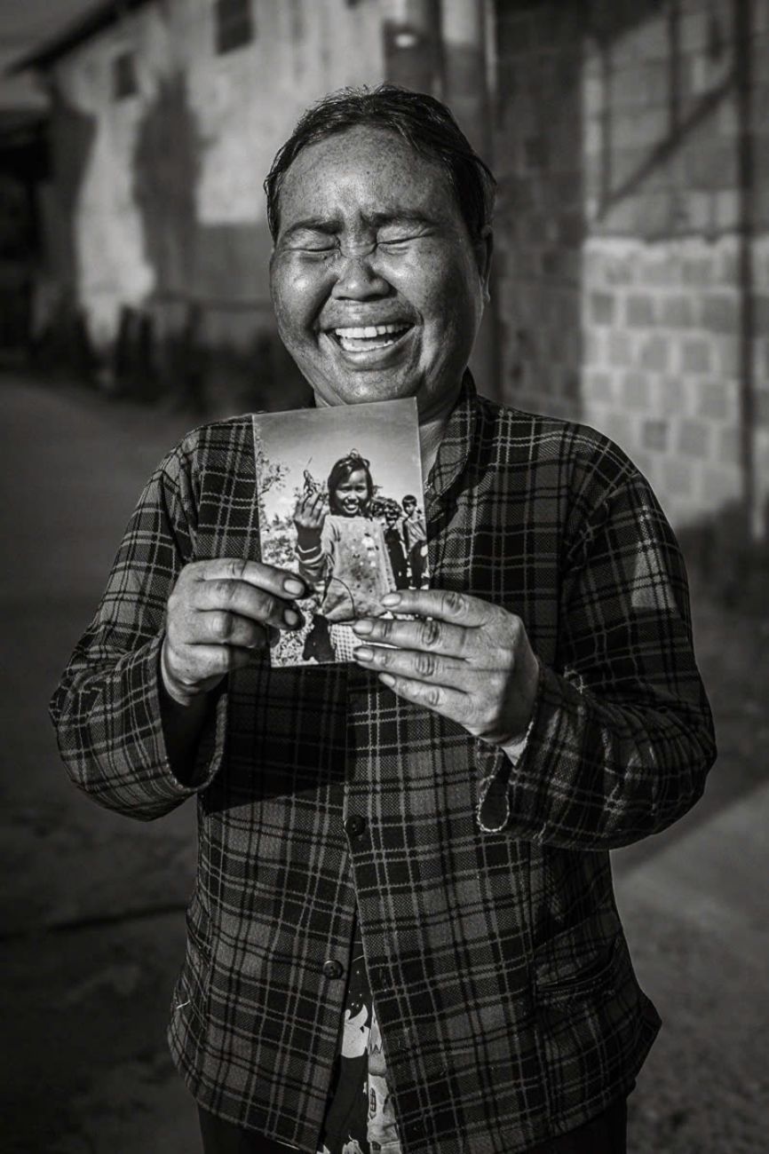 Người phụ nữ Bana ở Kon Tum sau hơn 30 năm gặp lại. Ảnh: Andy Soloman