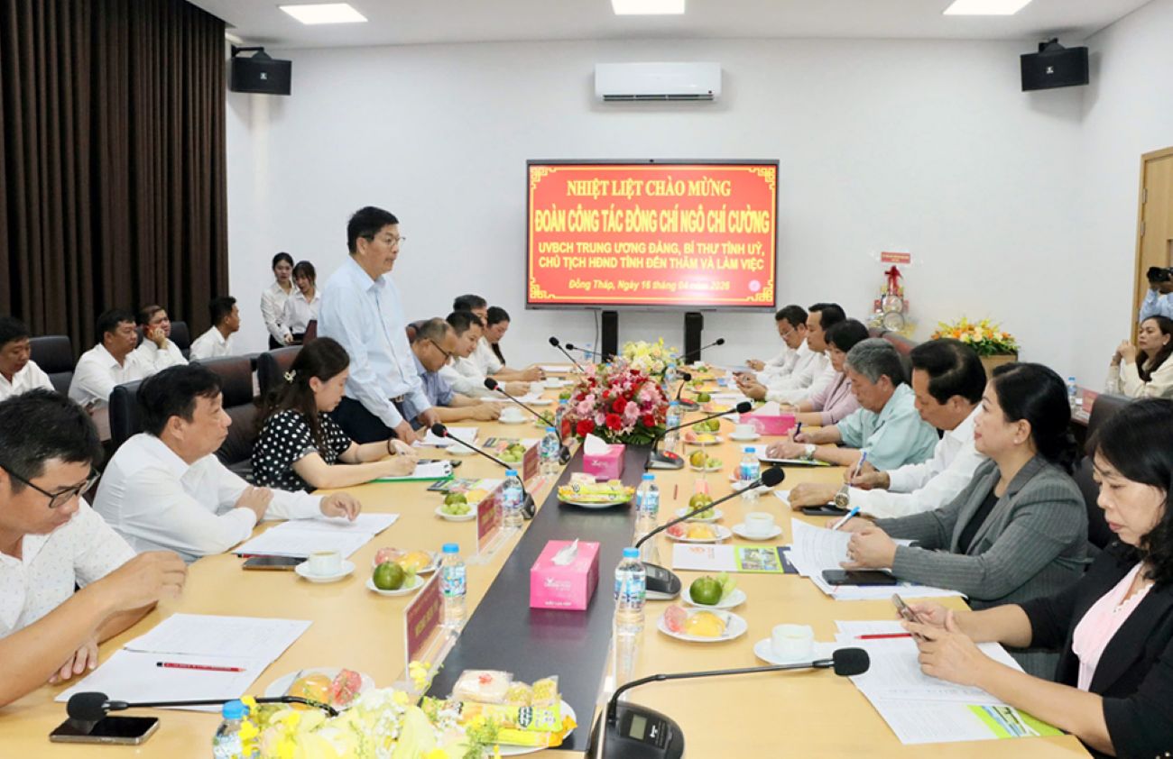 Quang cảnh buổi làm việc của Bí thư Tỉnh ủy với các doanh nghiệp tại Khu công nghiệp Long Giang. Ảnh: Việt Tiến