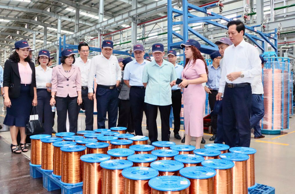 Đoàn công tác đi thăm các doanh nghiệp có kết quả sản xuất, xuất khẩu tích cực, đang hướng đến phát triển xanh, ứng dụng công nghệ và mở rộng thị trường. Ảnh: Việt Tiến