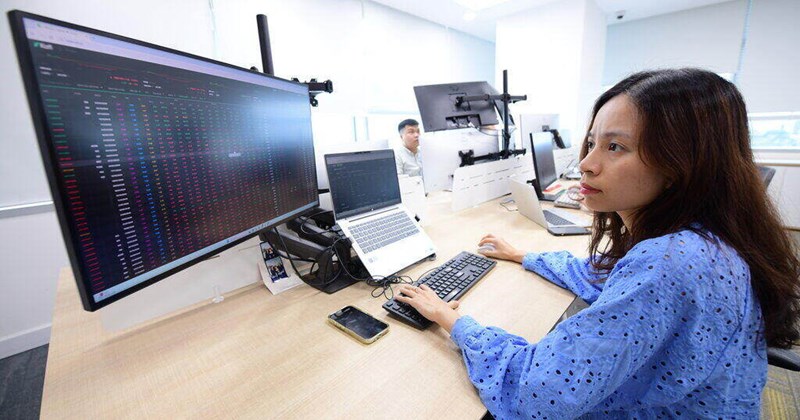 Chứng khoán duy trì đà tăng, cổ phiếu Vingroup tích cực